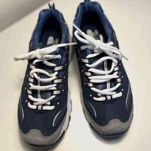 Skechers D’Lites New Journey athletic shoes